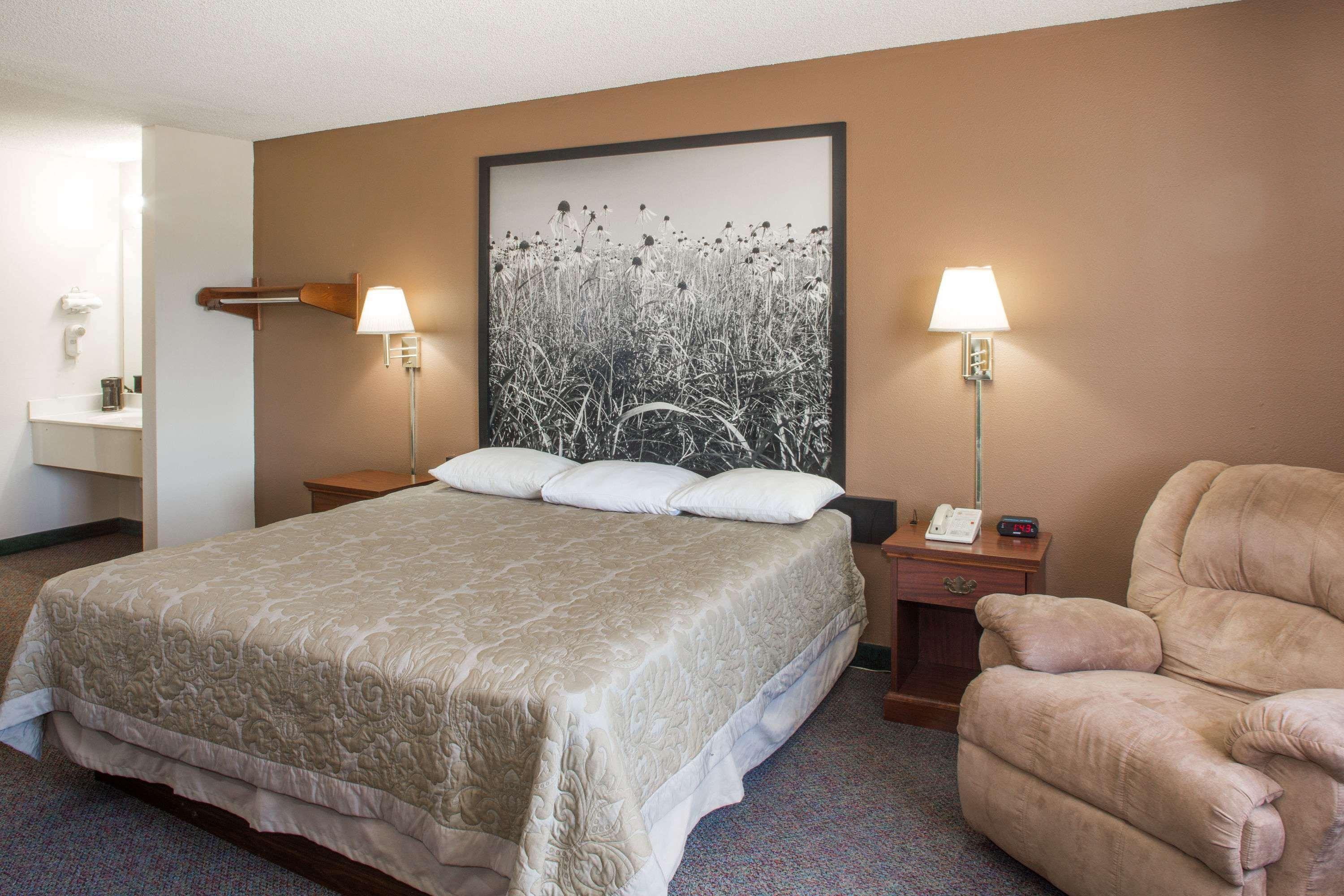 Super 8 By Wyndham Richmond Hotel Eksteriør billede